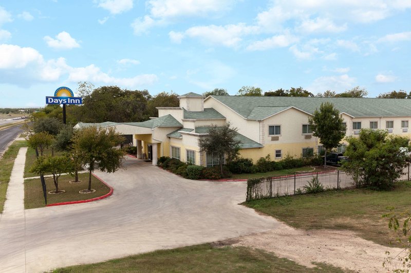 Days Inn by Wyndham San Antonio at Palo Alto - photo 1