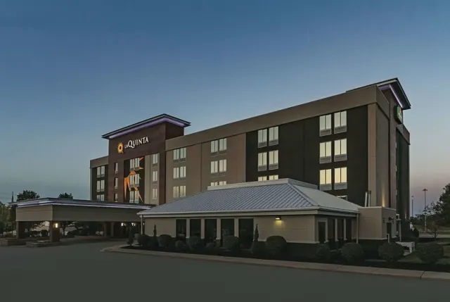La Quinta Inn Suites by Wyndham Cleveland Airport West, Ohio