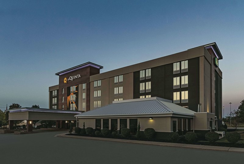 La Quinta Inn  Suites by Wyndham Cleveland Airport West - photo 1