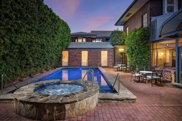 Adelaide Inn - photo 3