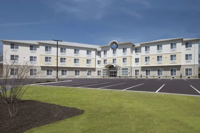 Days Inn  Suites by Wyndham Altoona - photo 2