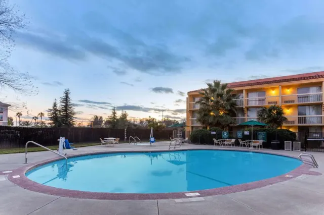 La Quinta Inn & Suites by Wyndham Redding - photo 4