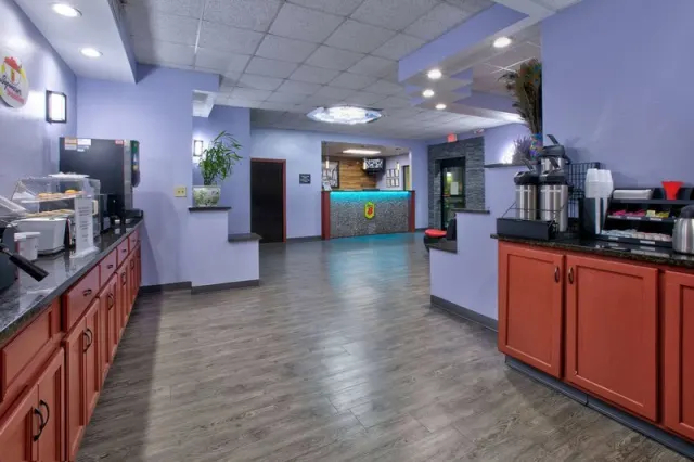 Super 8 by Wyndham Mobile/Tillmans Corner - photo 4