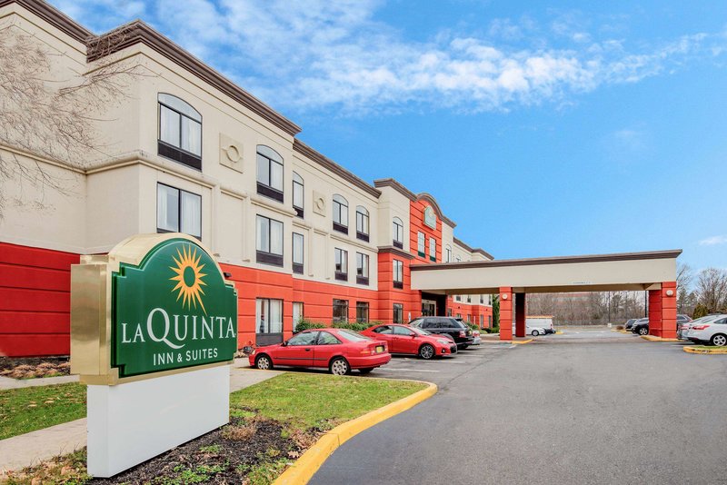 La Quinta Inn & Suites by Wyndham Mt. Laurel - Philadelphia - photo 1
