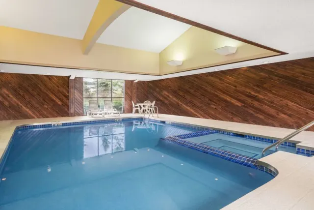 Super 8 by Wyndham Wausau - photo 4