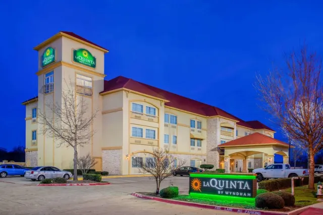 La Quinta Inn & Suites by Wyndham Ennis - photo 2