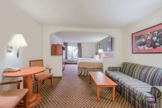 Super 8 by Wyndham Fort Worth Downtown South - photo 3