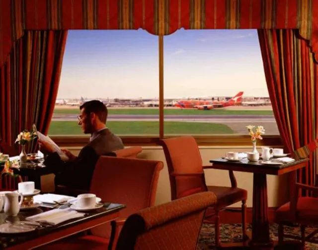 Renaissance London Heathrow Hotel - photo 3