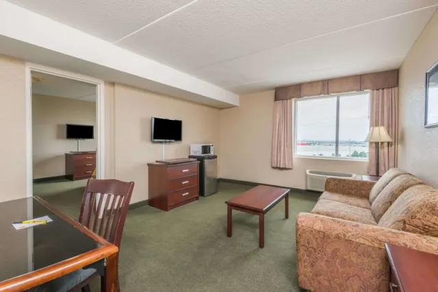 Super 8 by Wyndham Mississauga - photo 4