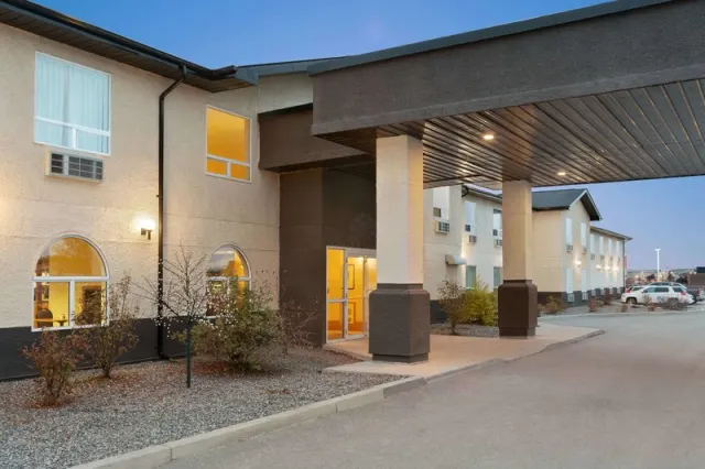 Days Inn & Suites by Wyndham Thompson - photo 2