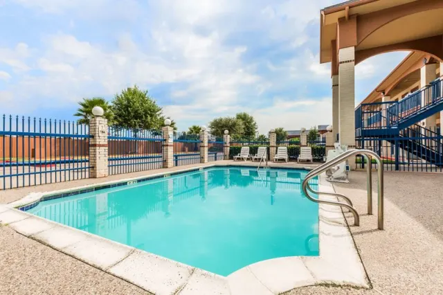 Days Inn by Wyndham Dickinson TX - photo 2