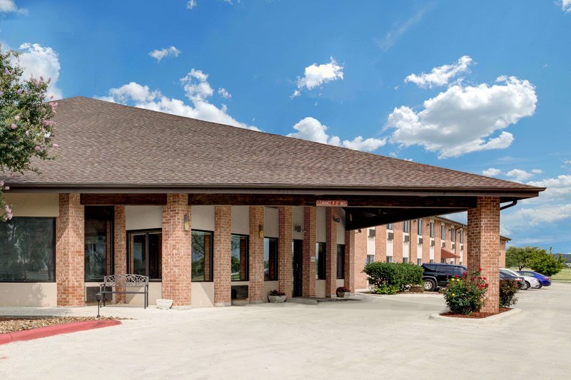 Baymont Inn & Suites by Wyndham San Marcos Outlet Malls - photo 1