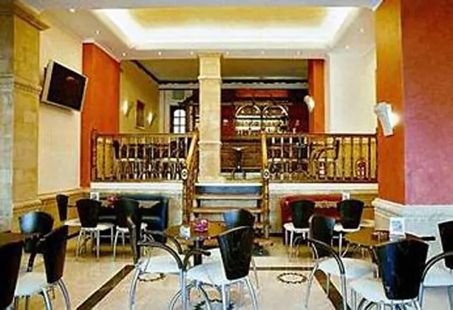 Argo Hotel Piraeus - снимка 3