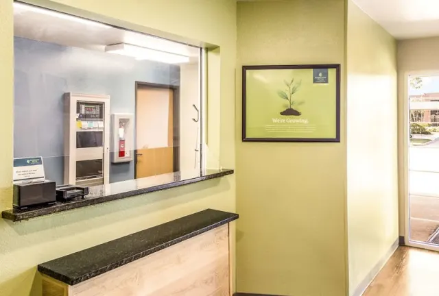 WoodSpring Suites Houston Baytown - photo 4