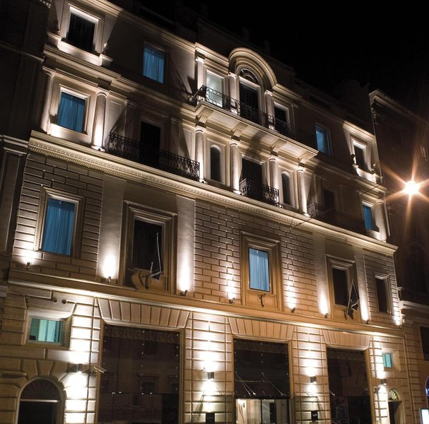 Leon's Place Hotel - photo 2