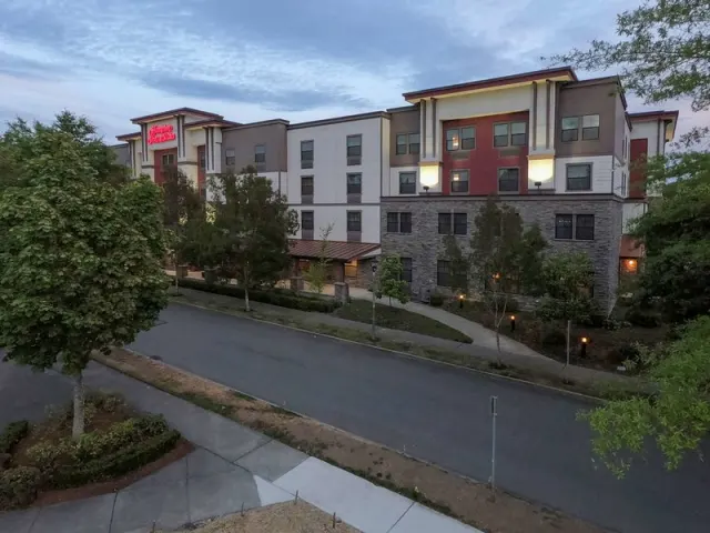 Hampton Inn & Suites DuPont - zdjęcie 2