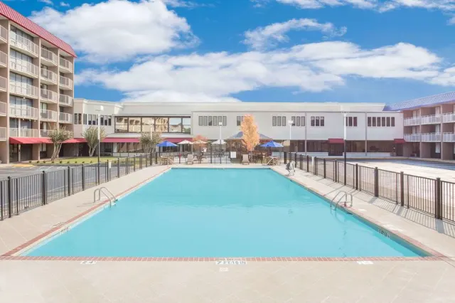 Ramada Plaza by Wyndham Fayetteville Fort Bragg Area - photo 2