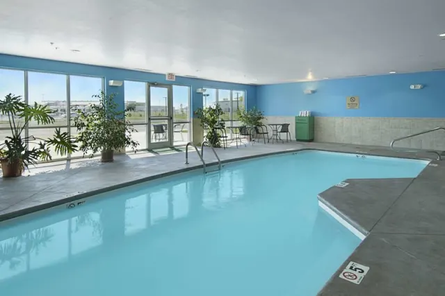 Super 8 by Wyndham Topeka at Forbes Landing - foto 2