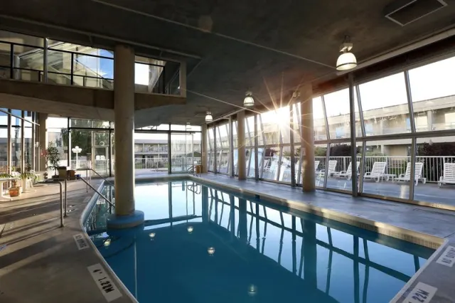 Best Western Plus Kelowna Hotel & Suites - photo 4