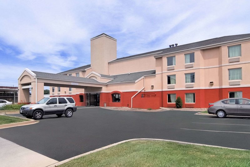 Howard Johnson by Wyndham Urbana - photo 1