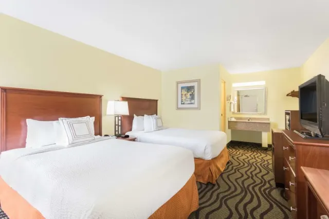 Baymont by Wyndham Savannah Midtown - photo 3