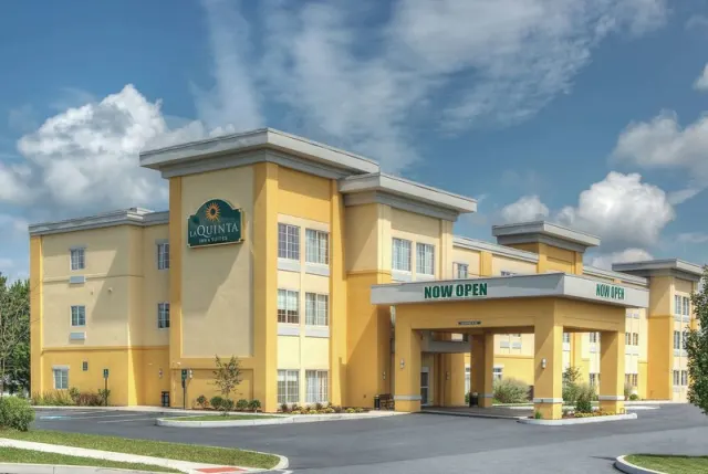 La Quinta Inn  Suites by Wyndham HarrisburgHershey - photo 2