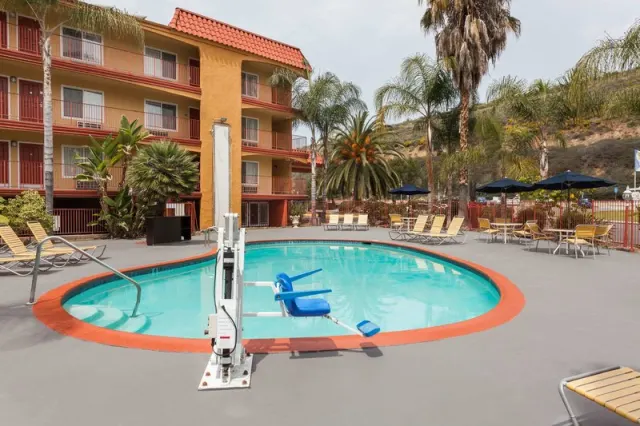 Days Inn by Wyndham Mission Valley Qualcomm Stadium/ SDSU - photo 2