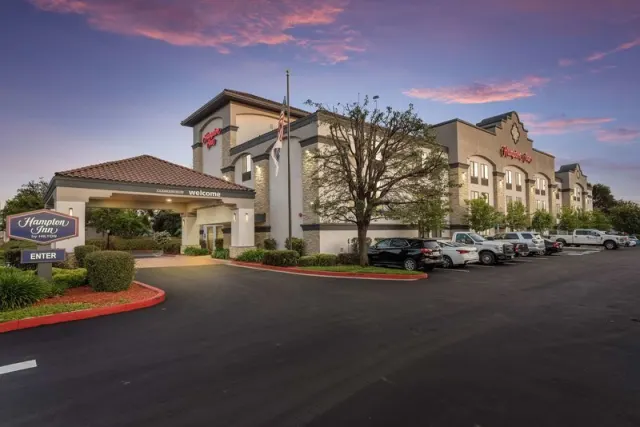 Hampton Inn Oakland-Hayward - photo 4