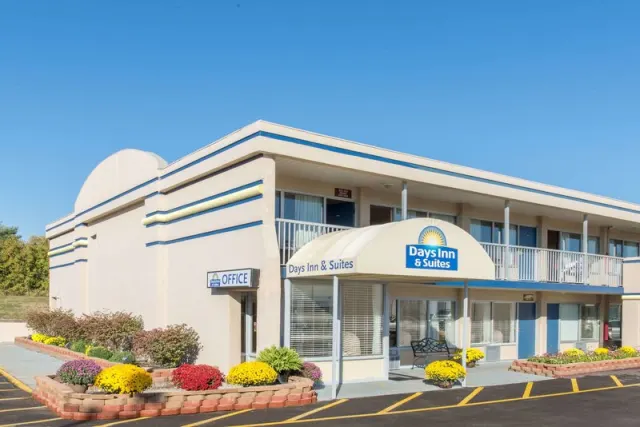 Days Inn & Suites by Wyndham Dayton North - photo 2