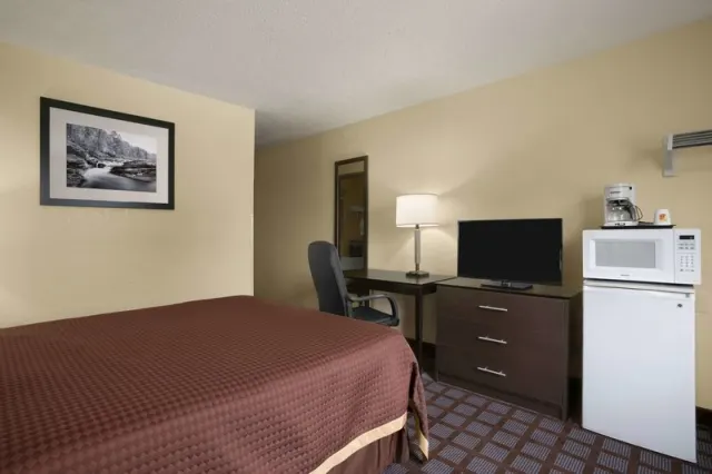 Super 8 by Wyndham Saginaw - photo 3
