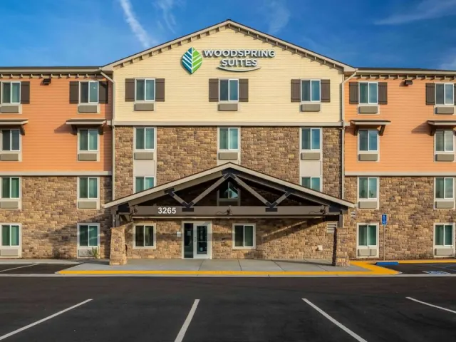 America Inn & Suites - photo 3