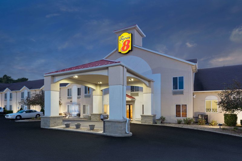Super 8 by Wyndham Cloverdale - photo 1