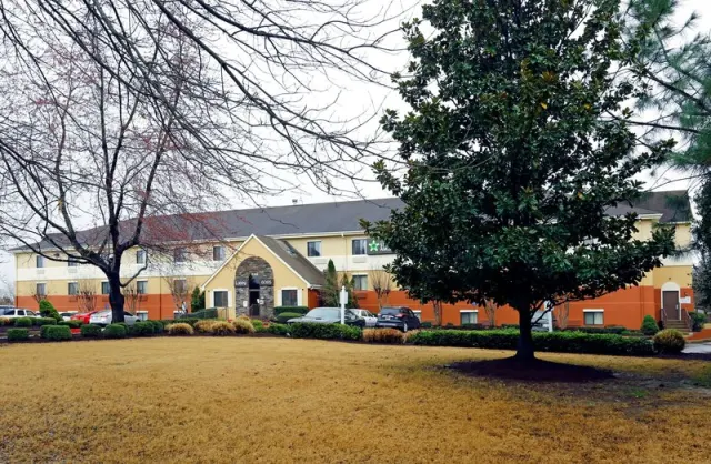 Apple Tree Inn and Suites - mynd 2