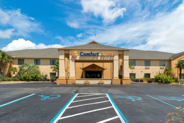 Comfort Suites - photo 2