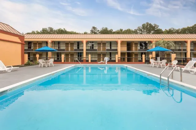 Days Inn by Wyndham Orangeburg South - photo 2