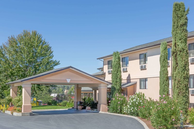 Super 8 by Wyndham Grants Pass - photo 1