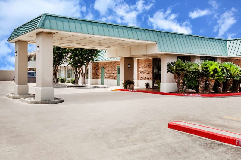 Days Inn by Wyndham Seguin TX - photo 1
