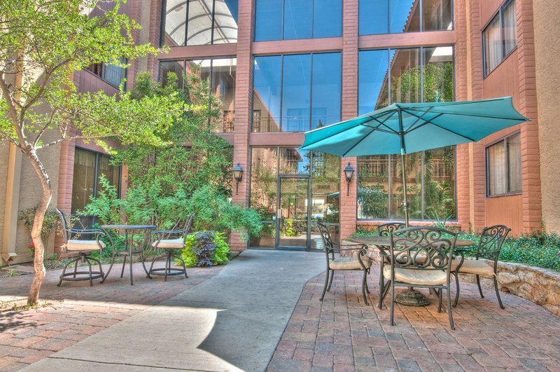 MCM Elegante Suites - photo 1