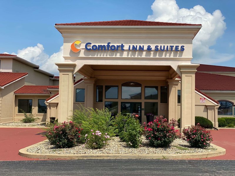 Comfort Inn & Suites at I-74 and 155 - photo 1