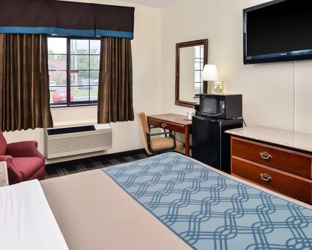 Econo Lodge Inn & Suites - photo 4