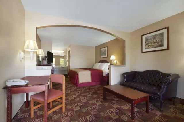 Days Inn  Suites by Wyndham Tuscaloosa  Univ of Alabama - photo 3