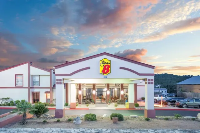 Super 8 by Wyndham Kerrville TX, Kerrville