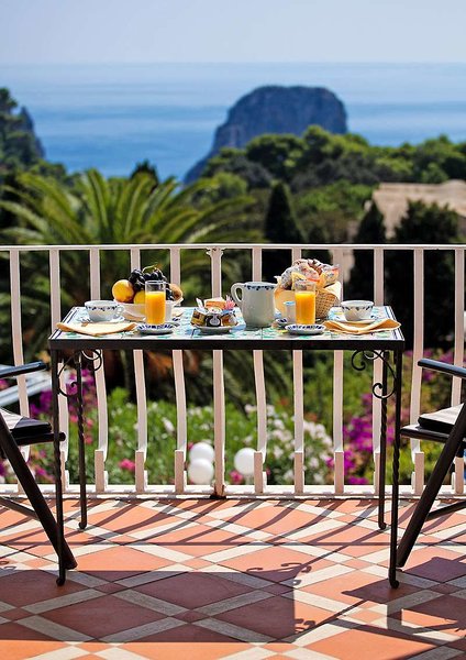 Sina Flora, Capri