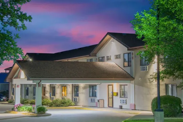 Super 8 by Wyndham Knoxville, Knoxville
