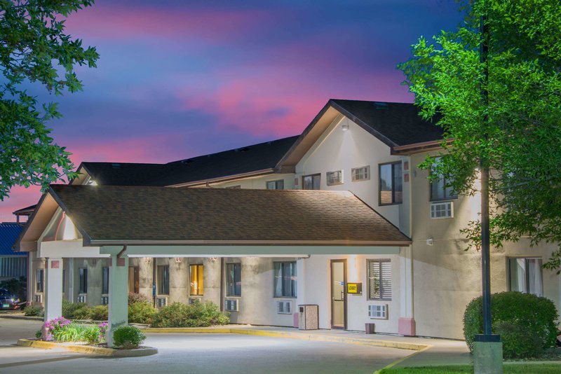Super 8 by Wyndham Knoxville - photo 1