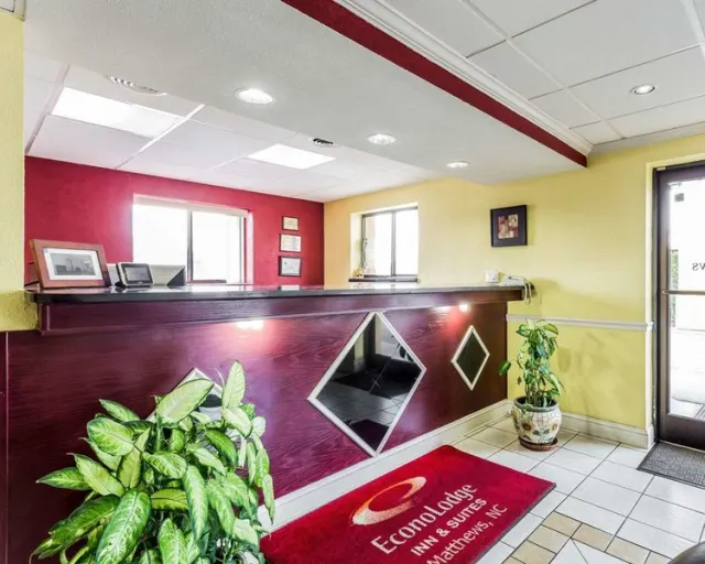 Econo Lodge Inn & Suites Matthews - Charlotte - photo 4