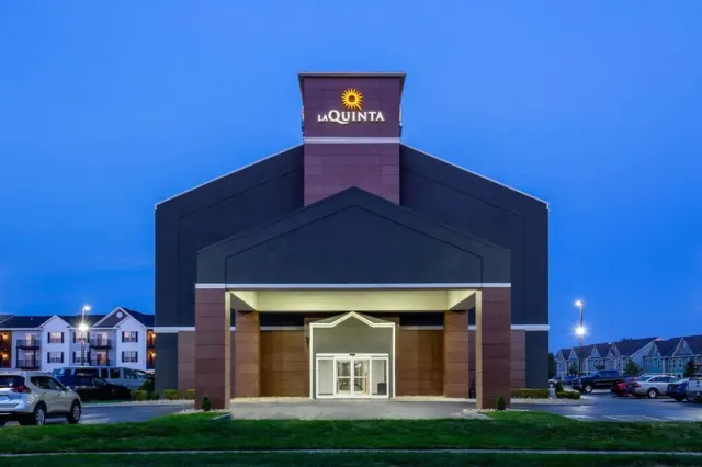 La Quinta Inn  Suites by Wyndham Columbus West  Hilliard - photo 4