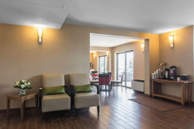 Comfort Inn Dartmouth - photo 4