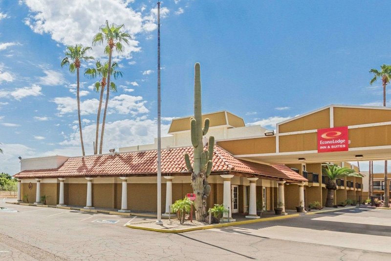 Super 8 by Wyndham Mesa Downtown Near Convention Center - photo 1