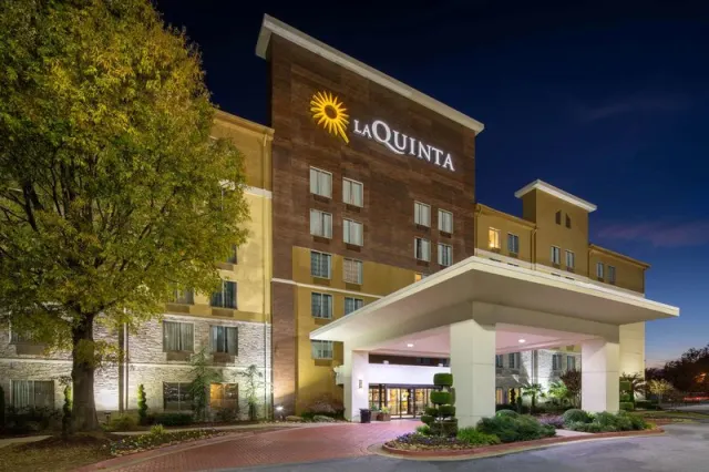 La Quinta Inn  Suites by Wyndham Atlanta Airport North - photo 4